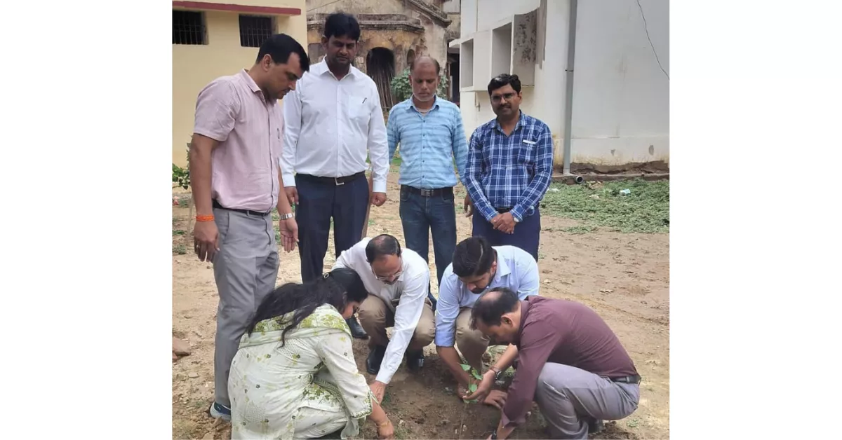 विश्व पर्यावरण दिवस, डायट आगरा, पौधारोपण कार्यक्रम, एक पेड़ मां के नाम, अनिरुद्ध यादव, पर्यावरण संरक्षण, विश्व पर्यावरण दिवस 2026, डॉ मनोज कुमार वार्ष्णेय, पक्षियों के लिए जलपात्र, इको क्लब डायट आगरा, हरित अभियान आगरा, वृक्षारोपण अभियान, पर्यावरण जागरूकता कार्यक्रम, राजकीय शिशु प्रशिक्षण महिला महाविद्यालय आगरा, पक्षी संरक्षण अभियान, जैव विविधता संरक्षण, पर्यावरण शिक्षा, पौधारोपण समाचार, आगरा शिक्षा समाचार, हरित भविष्य अभियान, प्रकृति संरक्षण, जलवायु परिवर्तन जागरूकता, पर्यावरण दिवस हिंदी समाचार, स्कूल पर्यावरण गतिविधियां, वृक्ष लगाओ पर्यावरण बचाओ, ग्रीन कैंपेन आगरा, पर्यावरण संरक्षण संदेश, शिक्षकों का पौधारोपण अभियान, हरियाली अभियान, हिंदी पर्यावरण न्यूज़