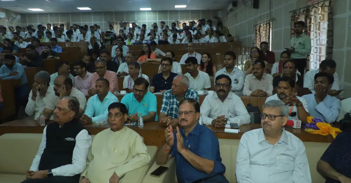 एसएन मेडिकल कॉलेज आगरा, प्रबुद्ध जन संगोष्ठी, मोदी सरकार 12 साल, नरेंद्र मोदी 12 वर्ष सेवा, प्रो एसपी सिंह बघेल, योगेंद्र उपाध्याय, डॉ जीएस धर्मेश, पुरुषोत्तम खंडेलवाल, आयुष्मान भारत योजना, स्वास्थ्य क्षेत्र की उपलब्धियां, भारत स्वास्थ्य मिशन, डबल इंजन सरकार, आगरा स्वास्थ्य समाचार, एसएन मेडिकल कॉलेज न्यूज, चिकित्सा शिक्षा भारत, AIIMS भारत, मेडिकल कॉलेज भारत, प्रधानमंत्री स्वास्थ्य सुरक्षा योजना, PMSSY, आयुष्मान आरोग्य मंदिर, ई संजीवनी योजना, ABHA ID, स्वास्थ्य सुविधाएं आगरा, सरकारी स्वास्थ्य योजनाएं, मेडिकल इंफ्रास्ट्रक्चर, स्वास्थ्य विकास भारत, मोदी सरकार उपलब्धियां, योगी सरकार उपलब्धियां, जनकल्याण योजनाएं, स्वास्थ्य सेवाओं का विस्तार, ओरल कैंसर जांच, मातृ मृत्यु दर, शिशु मृत्यु दर, संस्थागत प्रसव योजना, आयुष्मान कार्ड, वरिष्ठ नागरिक आयुष्मान योजना, सस्ती दवाएं, मेडिकल कॉलेज विकास, स्वास्थ्य जागरूकता कार्यक्रम, आगरा समाचार, उत्तर प्रदेश स्वास्थ्य समाचार, डॉक्टर संगोष्ठी, चिकित्सा क्षेत्र में बदलाव, स्वास्थ्य क्षेत्र में क्रांति, विकसित भारत, डिजिटल हेल्थ मिशन, राष्ट्रीय स्वास्थ्य मिशन, चिकित्सा सुविधाएं, सरकारी अस्पताल विकास, Google Discover हिंदी न्यूज, हिंदी हेल्थ न्यूज, आगरा लेटेस्ट न्यूज, एसपी सिंह बघेल समाचार, SN Medical College Agra News, Healthcare Development India, Medical Education News India.