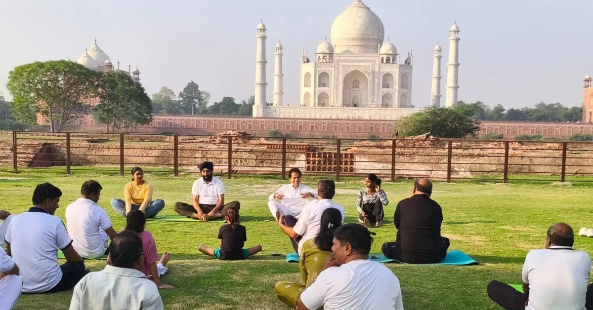 अंतर्राष्ट्रीय योग दिवस 2026 के उपलक्ष्य में आगरा के महताब बाग, पार्कों, सामुदायिक स्वास्थ्य केंद्रों, तहसीलों और ग्राम पंचायतों में भव्य योग कार्यक्रम आयोजित हुए। सैकड़ों लोगों ने सामूहिक योगाभ्यास कर स्वस्थ जीवनशैली और मानसिक स्वास्थ्य के प्रति जागरूकता का संदेश दिया।