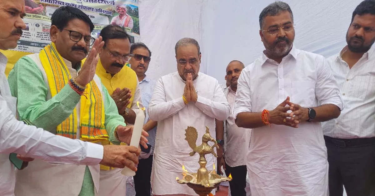 प्राकृतिक खेती कार्यशाला, कृषि विज्ञान केंद्र बिचपुरी, आगरा किसान समाचार, प्राकृतिक खेती आगरा, भूपेंद्र सिंह चौधरी, राजकुमार चाहर, किसान सम्मान समारोह, प्रगतिशील किसान सम्मानित, जैविक खेती, प्राकृतिक कृषि, कृषि विभाग आगरा, किसान जागरूकता कार्यक्रम, कृषि विकास प्रदर्शनी, किसान कल्याण योजना, कृषि विज्ञान केंद्र आगरा, बिचपुरी समाचार, प्राकृतिक खेती के लाभ, रासायनिक उर्वरक के नुकसान, जैविक खाद, गोबर खाद, टिकाऊ कृषि, पर्यावरण संरक्षण, मृदा स्वास्थ्य, खेती में नवाचार, कृषि तकनीक, किसान प्रशिक्षण कार्यक्रम, कृषि विशेषज्ञ, किसान समृद्धि आयोग, कृषि विभाग उत्तर प्रदेश, कृषि योजनाएं, पीएम किसान सम्मान निधि, पीएम कुसुम योजना, कृषि यंत्रीकरण योजना, मृदा स्वास्थ्य कार्ड, फसल उत्पादन, कृषि जागरूकता अभियान, खेती की नई तकनीक, रागी मिनीकिट वितरण, ट्रैक्टर वितरण, किसान सम्मेलन आगरा, कृषि प्रदर्शनी, ग्रामीण विकास, किसान आय बढ़ाने के उपाय, प्राकृतिक खेती मॉडल, पर्यावरण अनुकूल खेती, स्वस्थ खाद्यान्न उत्पादन, आगरा लेटेस्ट न्यूज, उत्तर प्रदेश कृषि समाचार, Google Discover Hindi News, Agriculture News Hindi.