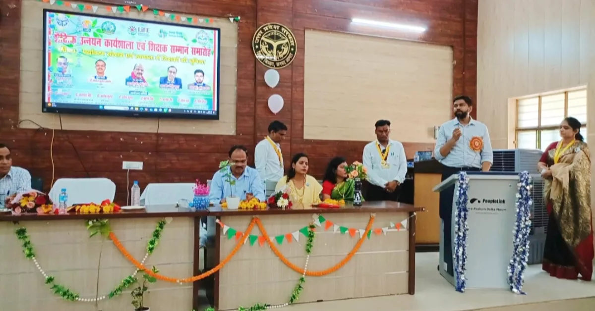 आगरा समाचार, आगरा न्यूज, डायट आगरा, DIET Agra, पर्यावरण संरक्षण, पर्यावरण संरक्षण कार्यशाला, पर्यावरण योद्धा सम्मान, शिक्षक सम्मान समारोह, 125 शिक्षक सम्मानित, अनुरुद्ध यादव, उप शिक्षा निदेशक अनुरुद्ध यादव, डायट प्राचार्य अनुरुद्ध यादव, डॉ मनोज कुमार वार्ष्णेय, डॉ राजेश शर्मा, धीरेंद्र कुमार, बेसिक एजुकेशन मूवमेंट ऑफ इंडिया, शिक्षकों की भूमिका, विद्यालय स्वच्छता, जल संरक्षण, वृक्षारोपण अभियान, हरित विद्यालय, ग्रीन स्कूल, स्वच्छता अभियान, जैव विविधता संरक्षण, ठोस अपशिष्ट प्रबंधन, कचरा प्रबंधन, पर्यावरण जागरूकता, शिक्षक प्रशिक्षण, शिक्षा विभाग आगरा, बेसिक शिक्षा आगरा, स्कूल शिक्षा, ईको क्लब, हरित परिसर, पौधारोपण, पर्यावरण शिक्षा, आगरा शिक्षा समाचार, उत्तर प्रदेश शिक्षा समाचार, Google Discover News, Hindi News Today, Agra Latest News, Uttar Pradesh News, Environment News, Teacher Award News, Education News Hindi