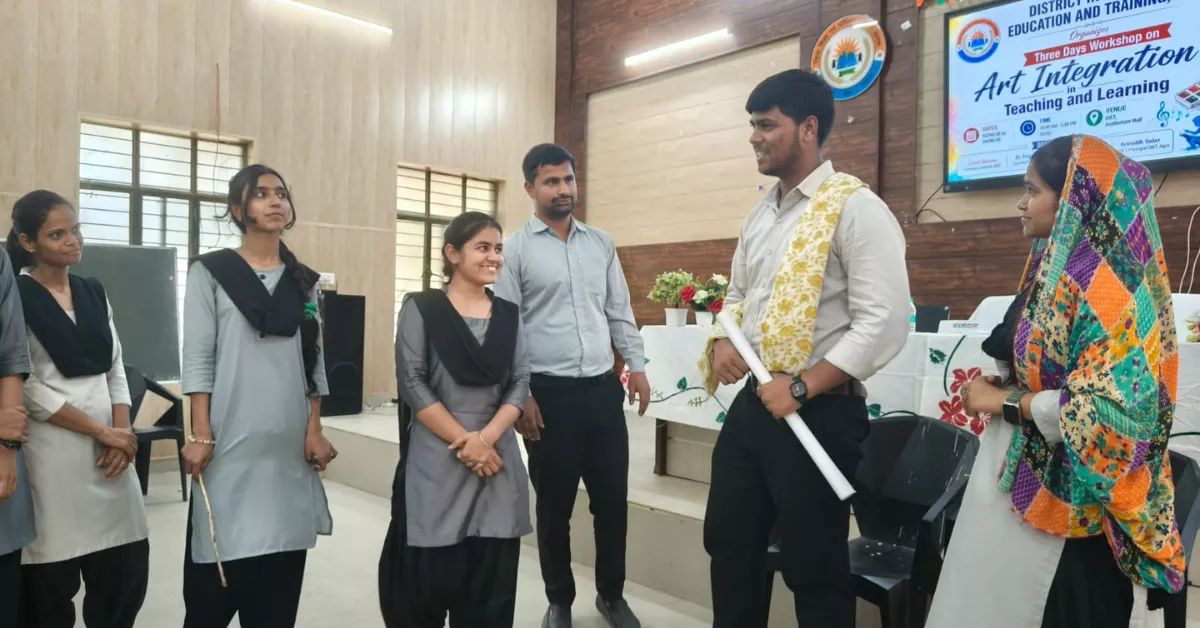 डायट आगरा कार्यशाला, नाटक आधारित शिक्षण, आर्ट इंटीग्रेशन इन टीचिंग एंड लर्निंग, अनिरुद्ध यादव, शिक्षण में नाटक का महत्व, रंगमंच आधारित शिक्षा, अभिनय द्वारा शिक्षण, पंच परमेश्वर नाटक, नमक का दरोगा प्रस्तुति, श्रवण कुमार कहानी, कला समेकित शिक्षण, नई शिक्षा नीति 2020, शिक्षक प्रशिक्षण कार्यक्रम, डीएलएड प्रशिक्षु, रचनात्मक शिक्षण तकनीक, शिक्षा में कला का उपयोग, डॉ मनोज कुमार वार्ष्णेय, डॉ प्रज्ञा शर्मा, आगरा शिक्षा समाचार, डायट आगरा न्यूज़, शिक्षण में नवाचार, कक्षा शिक्षण को रोचक बनाने के उपाय, अनुभवात्मक शिक्षा, शिक्षक कौशल विकास, हिंदी शिक्षा समाचार, कला आधारित शिक्षा, नाट्य कला प्रशिक्षण, रंगमंच कार्यशाला आगरा, विद्यार्थियों की रचनात्मकता, स्मार्ट टीचिंग मेथड्स