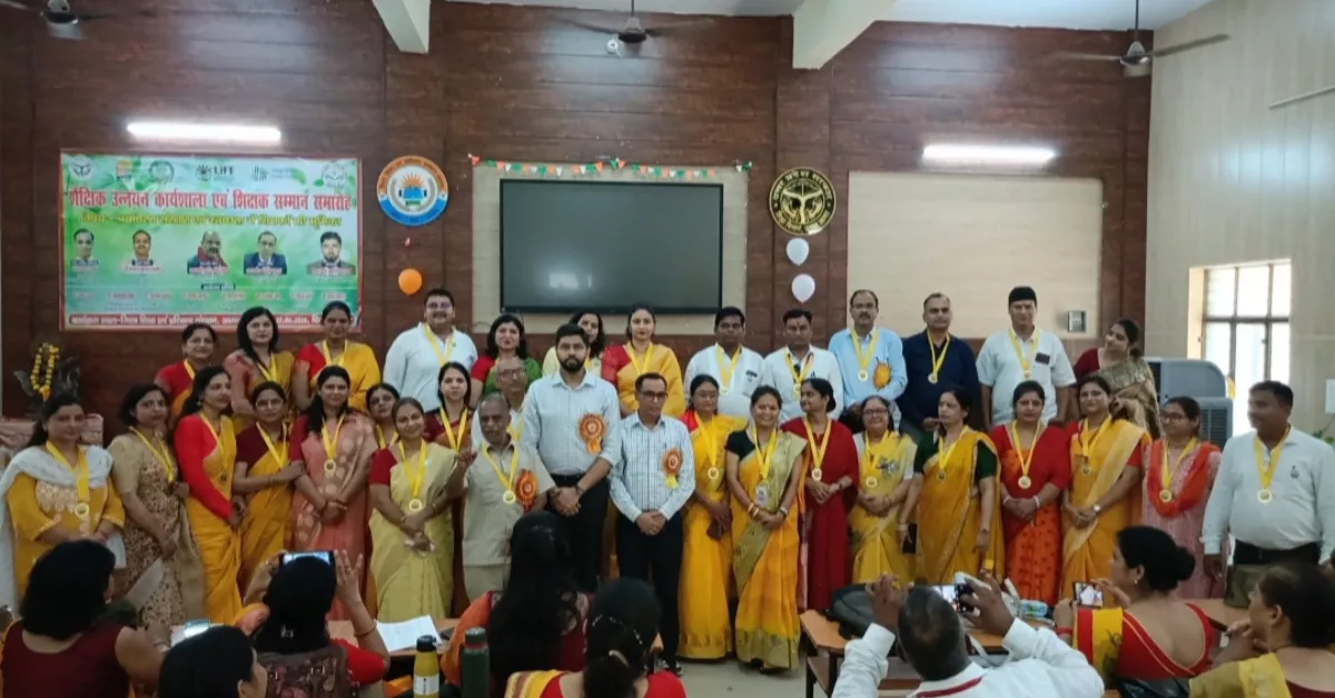 आगरा समाचार, आगरा न्यूज, डायट आगरा, DIET Agra, पर्यावरण संरक्षण, पर्यावरण संरक्षण कार्यशाला, पर्यावरण योद्धा सम्मान, शिक्षक सम्मान समारोह, 125 शिक्षक सम्मानित, अनुरुद्ध यादव, उप शिक्षा निदेशक अनुरुद्ध यादव, डायट प्राचार्य अनुरुद्ध यादव, डॉ मनोज कुमार वार्ष्णेय, डॉ राजेश शर्मा, धीरेंद्र कुमार, बेसिक एजुकेशन मूवमेंट ऑफ इंडिया, शिक्षकों की भूमिका, विद्यालय स्वच्छता, जल संरक्षण, वृक्षारोपण अभियान, हरित विद्यालय, ग्रीन स्कूल, स्वच्छता अभियान, जैव विविधता संरक्षण, ठोस अपशिष्ट प्रबंधन, कचरा प्रबंधन, पर्यावरण जागरूकता, शिक्षक प्रशिक्षण, शिक्षा विभाग आगरा, बेसिक शिक्षा आगरा, स्कूल शिक्षा, ईको क्लब, हरित परिसर, पौधारोपण, पर्यावरण शिक्षा, आगरा शिक्षा समाचार, उत्तर प्रदेश शिक्षा समाचार, Google Discover News, Hindi News Today, Agra Latest News, Uttar Pradesh News, Environment News, Teacher Award News, Education News Hindi