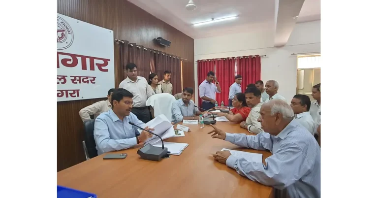 Agra Breaking: आगरा संपूर्ण समाधान दिवस: डीएम मनीष बंसल ने 139 शिकायतें सुनीं, 19 का मौके पर कराया निस्तारण आगरा न्यूज, Agra News, संपूर्ण समाधान दिवस, तहसील सदर आगरा, डीएम मनीष बंसल, मनीष बंसल आगरा, समाधान दिवस आगरा, जनसुनवाई आगरा, आगरा जिला प्रशासन, तहसील दिवस, जनता की शिकायतें, भूमि विवाद आगरा, राजस्व विभाग, पुलिस विभाग आगरा, नगर निगम आगरा, आगरा विकास प्राधिकरण, एडीए आगरा, टोरेंट पावर आगरा, बिजली शिकायत आगरा, राशन कार्ड शिकायत, पेंशन शिकायत, अतिक्रमण शिकायत, चकरोड निर्माण, नाली निर्माण, सरकारी शिकायत निस्तारण, जन शिकायत समाधान, Agra Latest News, Uttar Pradesh News, Google Discover Hindi News, हिंदी दैनिक समाचार