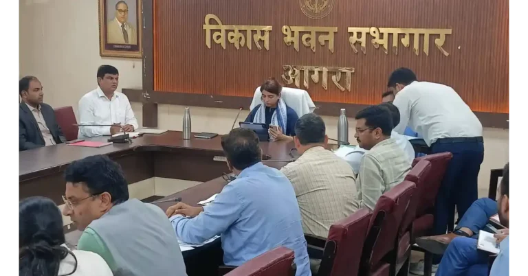 Agra Breaking: आगरा में प्रधानमंत्री सूर्य घर योजना ने पकड़ी रफ्तार, प्रदेश में पांचवें स्थान पर पहुंचा जिला, सीडीओ प्रतिभा सिंह ने दिए सख्त निर्देश आगरा न्यूज, Agra News, प्रधानमंत्री सूर्य घर योजना, PM Surya Ghar Yojana, सूर्य घर मुफ्त बिजली योजना, सोलर रूफटॉप योजना, Solar Rooftop Scheme, आगरा सोलर योजना, सीडीओ प्रतिभा सिंह, प्रतिभा सिंह आगरा, विकास भवन आगरा, नेडा आगरा, NEDA Agra, सोलर पावर प्लांट, सोलर रूफटॉप स्थापना, सोलर सब्सिडी योजना, घरेलू सोलर पैनल, टोरंट पावर आगरा, डीवीवीएनएल आगरा, बैंक पेंडेंसी, SBI, PNB, कैनरा बैंक, यूनियन बैंक ऑफ इंडिया, स्वच्छ ऊर्जा, Renewable Energy India, उत्तर प्रदेश सोलर योजना, Solar Energy News, Government Scheme News, Google Discover Hindi News, Google News Hindi, हिंदी दैनिक समाचार