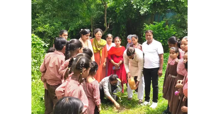 Agra Breaking: 40 वर्षों की सेवा के बाद शिक्षिका समीना बेगम की भावुक विदाई, सेवानिवृत्ति पर विद्यालय में किया पौधारोपण आगरा न्यूज, Agra News, समीना बेगम, शिक्षिका समीना बेगम, कंपोजिट विद्यालय नाई की मंडी, नाई की मंडी आगरा, शिक्षिका सेवानिवृत्ति, शिक्षक सम्मान समारोह, विद्यालय विदाई समारोह, पौधारोपण अभियान, पर्यावरण संरक्षण, आगरा शिक्षा समाचार, बेसिक शिक्षा विभाग, सरकारी विद्यालय आगरा, शिक्षक सम्मान, प्रेरणादायी समाचार, शिक्षा प्रेरणा, विद्यालय कार्यक्रम, 40 वर्ष की सेवा, स्वैच्छिक सेवानिवृत्ति, कर्ण सिंह धाकड़, श्रीराम धाकड़, सरकारी स्कूल न्यूज, Agra Education News, Teacher Retirement News, Tree Plantation News, School News Hindi, Google Discover Hindi News, Google News Hindi, हिंदी दैनिक समाचार