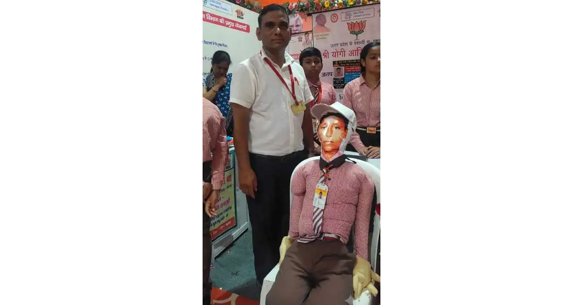 आगरा के शिक्षक अशोक कुमार का 'AI स्टूडेंट' नवाचार मुख्यमंत्री योगी आदित्यनाथ ने सराहा, छात्र प्रिंस ने किया लाइव प्रदर्शन