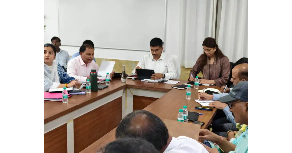 आगरा न्यूज, Agra News, डीएम मनीष बंसल, मनीष बंसल आगरा, गौशाला समीक्षा बैठक, निराश्रित गौवंश, बेसहारा गोवंश, मुख्यमंत्री निराश्रित गोवंश सहभागिता योजना, गौवंश सहभागिता योजना, डीबीटी भुगतान, गोवंश संरक्षण, आगरा गौशाला, कैटल कैचर, पशुपालन विभाग उत्तर प्रदेश, डॉ डीके पांडेय, प्रतिभा सिंह सीडीओ, गौशाला निर्माण, गौशाला प्रबंधन, हरा चारा बुवाई, किसानों की फसल सुरक्षा, सड़कों पर बेसहारा पशु, खड़ंजा निर्माण, संपर्क मार्ग निर्माण, उत्तर प्रदेश गौशाला, Agra Administration News, Uttar Pradesh News, Google Discover Hindi News, Google News Hindi, हिंदी दैनिक समाचार