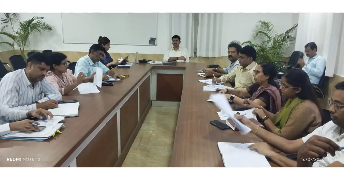 जीरो पावर्टी योजना, जीरो पावर्टी योजना आगरा, डीएम मनीष बंसल, मनीष बंसल आगरा, आगरा डीएम बैठक, आगरा प्रशासन, सरकारी योजनाएं आगरा, गरीब परिवार सरकारी योजना, प्रधानमंत्री आवास योजना, मुख्यमंत्री आवास योजना, राशन कार्ड योजना, आयुष्मान भारत योजना, जन आरोग्य योजना, गोल्डन कार्ड योजना, वृद्धावस्था पेंशन, विधवा पेंशन, दिव्यांग पेंशन, प्रधानमंत्री उज्ज्वला योजना, जल जीवन मिशन, किसान सम्मान निधि, श्रमिक कार्ड, शिक्षा अभियान आगरा, सरकारी लाभार्थी योजना, आगरा लेटेस्ट न्यूज, Agra News Hindi, Agra Administration News, Manish Bansal DM Agra, Zero Poverty Campaign, Zero Poverty Scheme Uttar Pradesh, Google Discover News Hindi, Hindi Dainik Samachar
