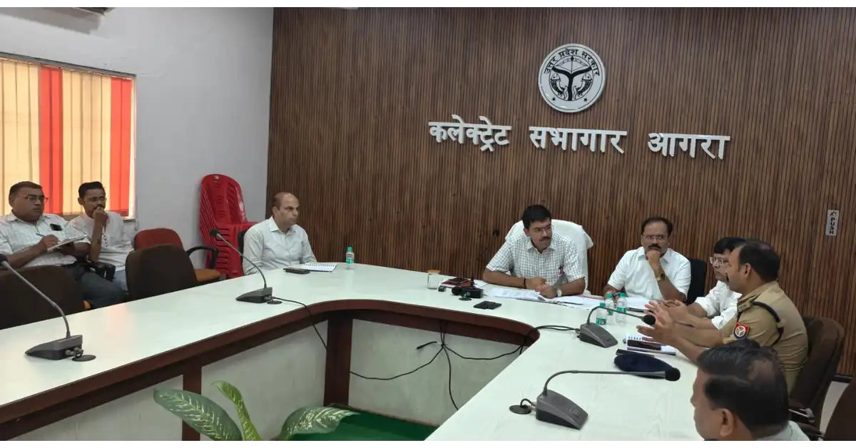 आगरा न्यूज, Agra News, श्रावण मास 2026, कांवड़ यात्रा 2026, डीएम मनीष बंसल, आगरा प्रशासन, कांवड़ यात्रा तैयारी, श्रावण मास समीक्षा बैठक, बटेश्वर धाम, बटेश्वर घाट, मनकामेश्वर मंदिर, कैलाश महादेव, राजेश्वर महादेव, पृथ्वीनाथ महादेव, बल्केश्वर महादेव, रावली महादेव, शिवालय आगरा, कांवड़ मार्ग, श्रद्धालु सुरक्षा, आगरा ट्रैफिक प्लान, स्वच्छता अभियान, स्वास्थ्य सेवाएं, विद्युत व्यवस्था, चेहल्लुम 2026, बारावफात 2026, Agra Kanwar Yatra News, Uttar Pradesh News, Google Discover Hindi News, हिंदी दैनिक समाचार