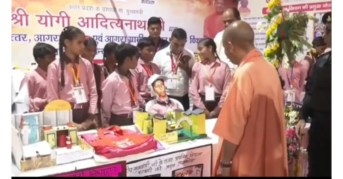 आगरा के शिक्षक अशोक कुमार का 'AI स्टूडेंट' नवाचार मुख्यमंत्री योगी आदित्यनाथ ने सराहा, छात्र प्रिंस ने किया लाइव प्रदर्शन