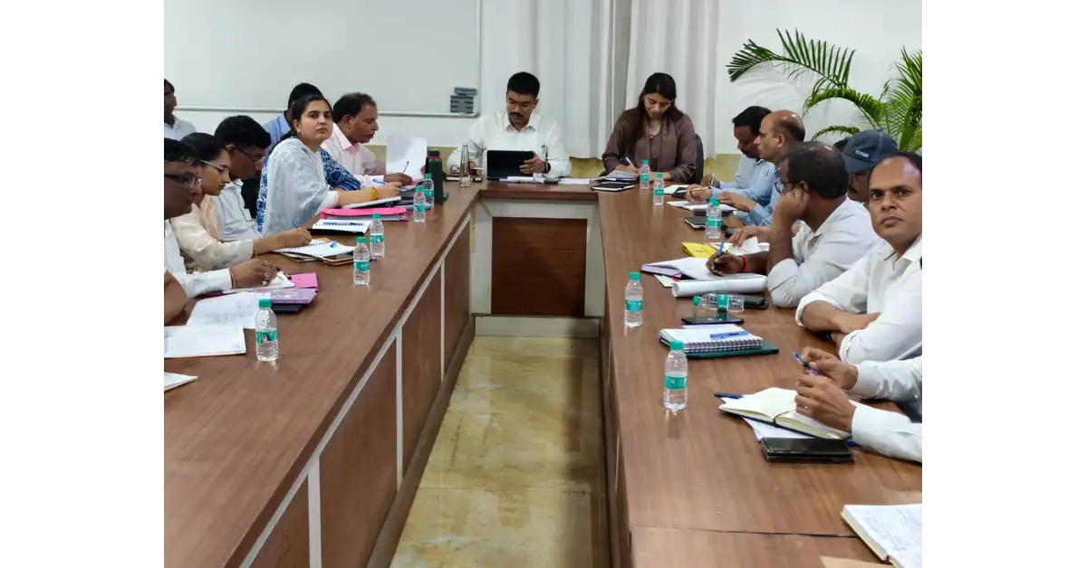 आगरा न्यूज, Agra News, डीएम मनीष बंसल, मनीष बंसल आगरा, गौशाला समीक्षा बैठक, निराश्रित गौवंश, बेसहारा गोवंश, मुख्यमंत्री निराश्रित गोवंश सहभागिता योजना, गौवंश सहभागिता योजना, डीबीटी भुगतान, गोवंश संरक्षण, आगरा गौशाला, कैटल कैचर, पशुपालन विभाग उत्तर प्रदेश, डॉ डीके पांडेय, प्रतिभा सिंह सीडीओ, गौशाला निर्माण, गौशाला प्रबंधन, हरा चारा बुवाई, किसानों की फसल सुरक्षा, सड़कों पर बेसहारा पशु, खड़ंजा निर्माण, संपर्क मार्ग निर्माण, उत्तर प्रदेश गौशाला, Agra Administration News, Uttar Pradesh News, Google Discover Hindi News, Google News Hindi, हिंदी दैनिक समाचार