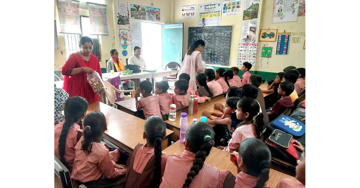 आगरा न्यूज, Agra News, समीना बेगम, शिक्षिका समीना बेगम, कंपोजिट विद्यालय नाई की मंडी, नाई की मंडी आगरा, शिक्षिका सेवानिवृत्ति, शिक्षक सम्मान समारोह, विद्यालय विदाई समारोह, पौधारोपण अभियान, पर्यावरण संरक्षण, आगरा शिक्षा समाचार, बेसिक शिक्षा विभाग, सरकारी विद्यालय आगरा, शिक्षक सम्मान, प्रेरणादायी समाचार, शिक्षा प्रेरणा, विद्यालय कार्यक्रम, 40 वर्ष की सेवा, स्वैच्छिक सेवानिवृत्ति, कर्ण सिंह धाकड़, श्रीराम धाकड़, सरकारी स्कूल न्यूज, Agra Education News, Teacher Retirement News, Tree Plantation News, School News Hindi, Google Discover Hindi News, Google News Hindi, हिंदी दैनिक समाचार