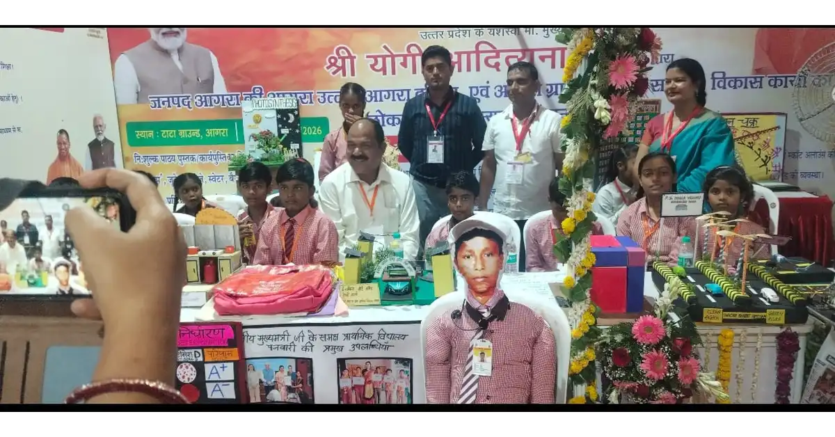 आगरा के शिक्षक अशोक कुमार का 'AI स्टूडेंट' नवाचार मुख्यमंत्री योगी आदित्यनाथ ने सराहा, छात्र प्रिंस ने किया लाइव प्रदर्शन