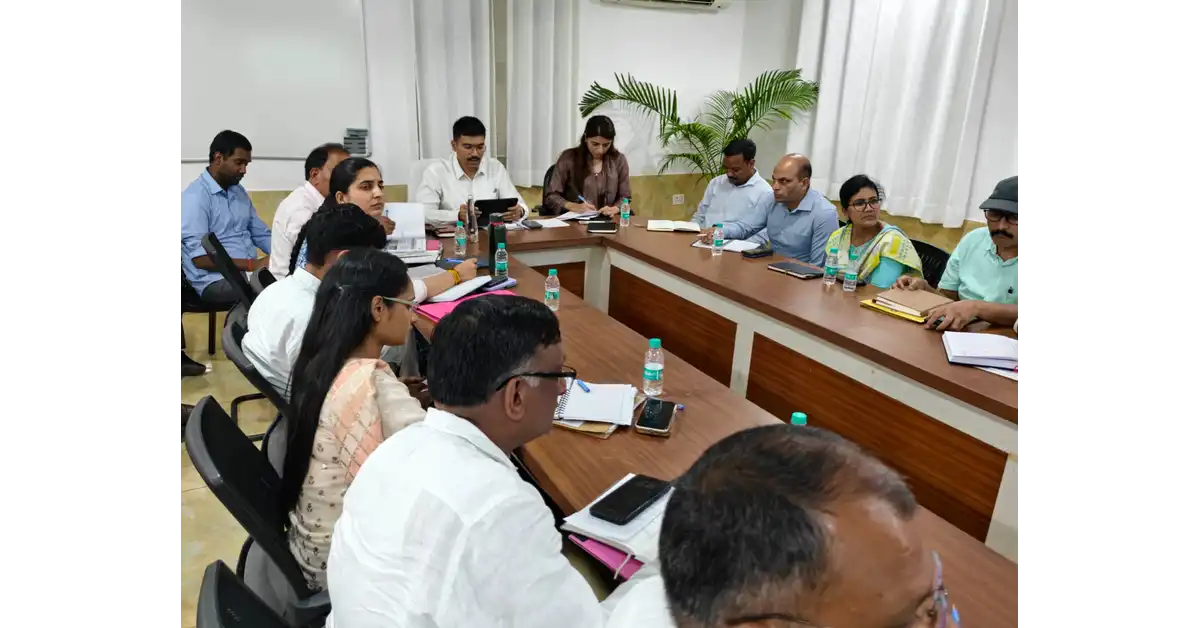 आगरा न्यूज, Agra News, डीएम मनीष बंसल, मनीष बंसल आगरा, गौशाला समीक्षा बैठक, निराश्रित गौवंश, बेसहारा गोवंश, मुख्यमंत्री निराश्रित गोवंश सहभागिता योजना, गौवंश सहभागिता योजना, डीबीटी भुगतान, गोवंश संरक्षण, आगरा गौशाला, कैटल कैचर, पशुपालन विभाग उत्तर प्रदेश, डॉ डीके पांडेय, प्रतिभा सिंह सीडीओ, गौशाला निर्माण, गौशाला प्रबंधन, हरा चारा बुवाई, किसानों की फसल सुरक्षा, सड़कों पर बेसहारा पशु, खड़ंजा निर्माण, संपर्क मार्ग निर्माण, उत्तर प्रदेश गौशाला, Agra Administration News, Uttar Pradesh News, Google Discover Hindi News, Google News Hindi, हिंदी दैनिक समाचार