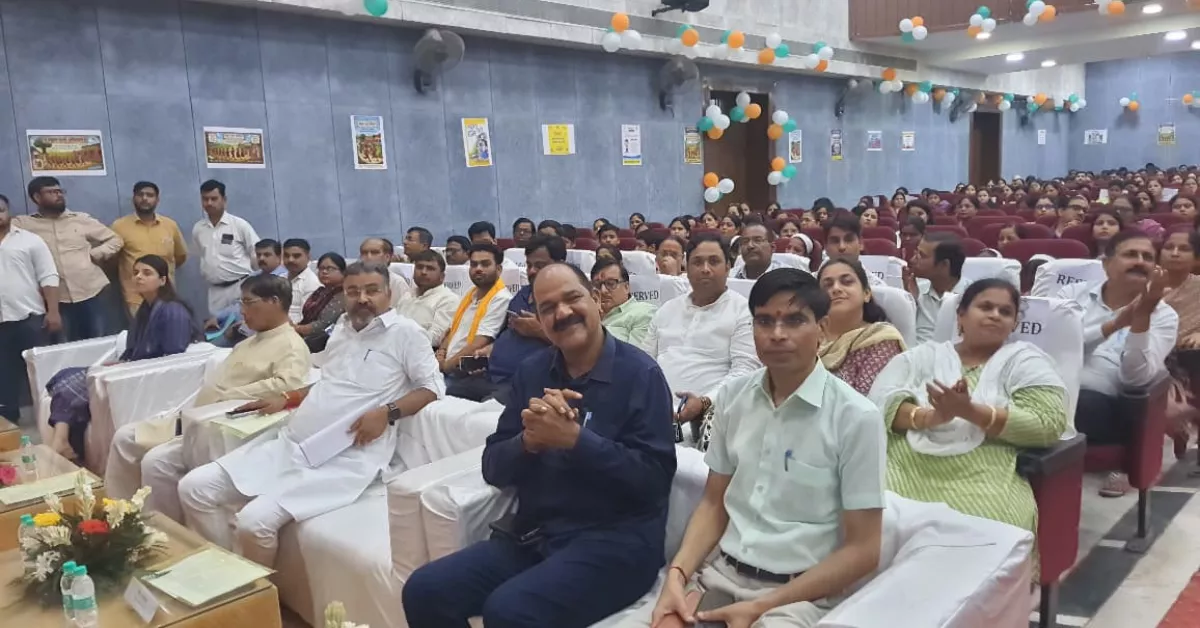 स्कूल चलो अभियान 2026, स्कूल चलो अभियान आगरा, School Chalo Abhiyan 2026, आगरा समाचार, आगरा न्यूज, Agra News, शिक्षा समाचार, उत्तर प्रदेश शिक्षा, बेसिक शिक्षा विभाग, प्रवेश उत्सव 2026, स्कूल नामांकन अभियान, मुख्यमंत्री योगी आदित्यनाथ, योगी आदित्यनाथ स्कूल चलो अभियान, प्रो एसपी सिंह बघेल, केंद्रीय मंत्री एसपी सिंह बघेल, डॉ जीएस धर्मेश, डॉ धर्मपाल सिंह, पुरुषोत्तम खंडेलवाल, भगवान सिंह कुशवाह, डॉ मंजू भदौरिया, प्रशांत पौनिया, प्रतिभा सिंह, डॉ राकेश कुमार सिंह, सरकारी स्कूल, निःशुल्क शिक्षा, मुफ्त पाठ्यपुस्तक वितरण, स्कूल बैग वितरण, स्टेशनरी वितरण, छात्र नामांकन, बाल शिक्षा, बेटी पढ़ाओ, गुणवत्तापूर्ण शिक्षा, शिक्षा अभियान, सरकारी विद्यालय, उत्तर प्रदेश स्कूल शिक्षा, प्राथमिक शिक्षा, माध्यमिक शिक्षा, निपुण भारत मिशन, शिक्षा विभाग आगरा, सरकारी योजनाएं, Google Discover News, Google News Hindi, Trending Education News, Hindi News Today, Agra Latest News, Uttar Pradesh News