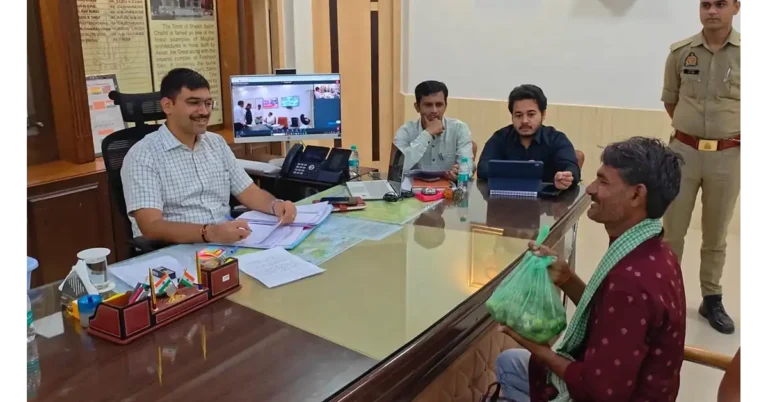 साहब, पैमाइश हो गई, आगरा न्यूज, Agra News, मनीष बंसल, जिलाधिकारी मनीष बंसल, आगरा डीएम, जनता दर्शन आगरा, भूमि पैमाइश, किसान की शिकायत, बाह तहसील, बसई अरेला, किसान रामप्रकाश, जंगली ककोड़ा, ककोड़ा लेकर डीएम के पास पहुंचा किसान, भूमि विवाद, राजस्व विभाग आगरा, चकरोड अतिक्रमण, जनसुनवाई, तहसील समाधान दिवस, किसान समाचार, उत्तर प्रदेश समाचार, आगरा प्रशासन, राजस्व निरीक्षक, लेखपाल, भूमि पैमाइश आगरा, DM Manish Bansal, Agra DM News, Agra Administration, Land Measurement News, Farmer News India, Google Discover Hindi News, हिंदी दैनिक समाचार