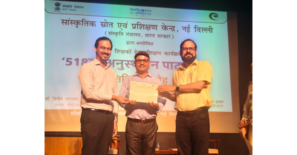 नई दिल्ली में गूंजी आगरा की संस्कृति, अजय कुमार शर्मा ने नौटंकी और लट्ठमार होली से मोहा मन