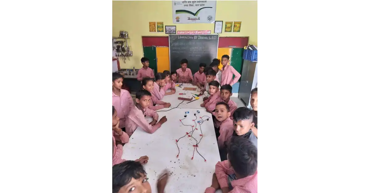 आगरा के मानिकपुरा स्कूल में Learning by Doing से बच्चे सीख रहे विज्ञान
