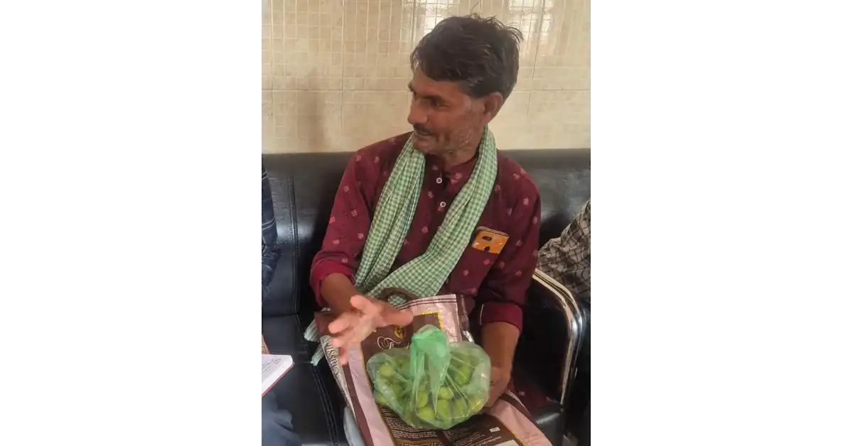 साहब, पैमाइश हो गई, आगरा न्यूज, Agra News, मनीष बंसल, जिलाधिकारी मनीष बंसल, आगरा डीएम, जनता दर्शन आगरा, भूमि पैमाइश, किसान की शिकायत, बाह तहसील, बसई अरेला, किसान रामप्रकाश, जंगली ककोड़ा, ककोड़ा लेकर डीएम के पास पहुंचा किसान, भूमि विवाद, राजस्व विभाग आगरा, चकरोड अतिक्रमण, जनसुनवाई, तहसील समाधान दिवस, किसान समाचार, उत्तर प्रदेश समाचार, आगरा प्रशासन, राजस्व निरीक्षक, लेखपाल, भूमि पैमाइश आगरा, DM Manish Bansal, Agra DM News, Agra Administration, Land Measurement News, Farmer News India, Google Discover Hindi News, हिंदी दैनिक समाचार