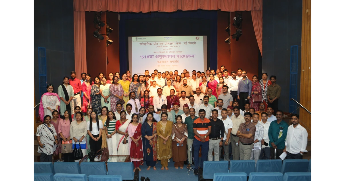 नई दिल्ली में गूंजी आगरा की संस्कृति, अजय कुमार शर्मा ने नौटंकी और लट्ठमार होली से मोहा मन