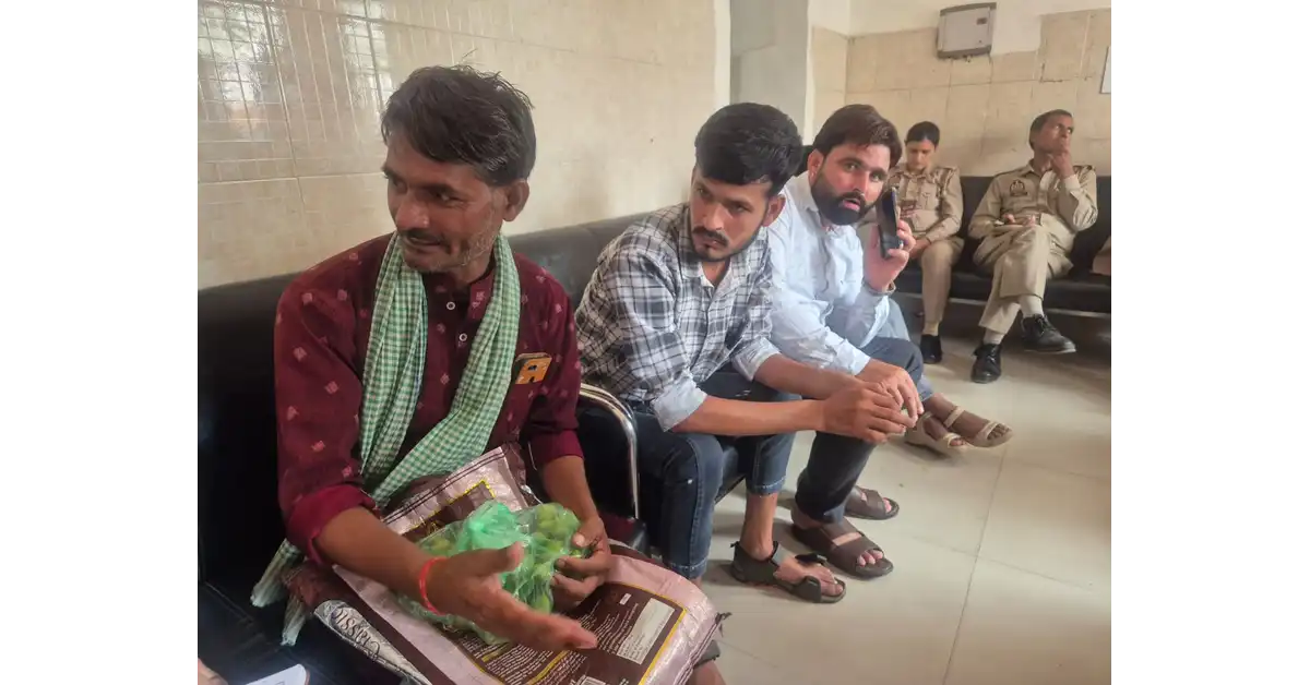 साहब, पैमाइश हो गई, आगरा न्यूज, Agra News, मनीष बंसल, जिलाधिकारी मनीष बंसल, आगरा डीएम, जनता दर्शन आगरा, भूमि पैमाइश, किसान की शिकायत, बाह तहसील, बसई अरेला, किसान रामप्रकाश, जंगली ककोड़ा, ककोड़ा लेकर डीएम के पास पहुंचा किसान, भूमि विवाद, राजस्व विभाग आगरा, चकरोड अतिक्रमण, जनसुनवाई, तहसील समाधान दिवस, किसान समाचार, उत्तर प्रदेश समाचार, आगरा प्रशासन, राजस्व निरीक्षक, लेखपाल, भूमि पैमाइश आगरा, DM Manish Bansal, Agra DM News, Agra Administration, Land Measurement News, Farmer News India, Google Discover Hindi News, हिंदी दैनिक समाचार