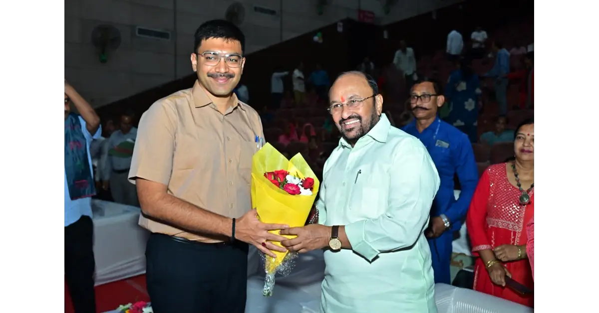 रक्षाबंधन 2026, रक्षाबंधन पर मुफ्त बस यात्रा, महिलाओं के लिए मुफ्त बस यात्रा, महिलाओं की निःशुल्क बस यात्रा, योगी सरकार की योजना, मुख्यमंत्री योगी आदित्यनाथ, लोकमाता अहिल्याबाई मातृशक्ति यात्रा, अहिल्याबाई मातृशक्ति यात्रा, 60 वर्ष से अधिक महिलाओं के लिए मुफ्त यात्रा, वरिष्ठ महिलाओं की मुफ्त बस यात्रा, रक्षाबंधन फ्री बस सेवा, यूपी रोडवेज मुफ्त यात्रा, उत्तर प्रदेश रोडवेज, यूपी में महिलाओं की मुफ्त बस यात्रा, 27 अगस्त से 29 अगस्त मुफ्त यात्रा, रक्षाबंधन बस सेवा 2026, आगरा न्यूज, आगरा में मुफ्त बस यात्रा, आगरा रक्षाबंधन समाचार, सूरसदन आगरा, प्रो एसपी सिंह बघेल, योगेंद्र उपाध्याय, जिलाधिकारी मनीष बंसल, महिला सम्मान योजना, महिला सुरक्षा उत्तर प्रदेश, मातृशक्ति योजना, अहिल्याबाई होल्कर, उत्तर प्रदेश सरकार की नई योजना, रक्षाबंधन सरकारी योजना, महिलाओं के लिए सरकारी योजना, महिला कल्याण योजना, वरिष्ठ नागरिक महिला सुविधा, Agra News, Raksha Bandhan 2026, Free Bus Travel Women UP, Yogi Adityanath, Lokmata Ahilyabai Matrushakti Yatra, UP Roadways Free Bus Service, Google Discover Hindi News, Hindi Dainik Samachar