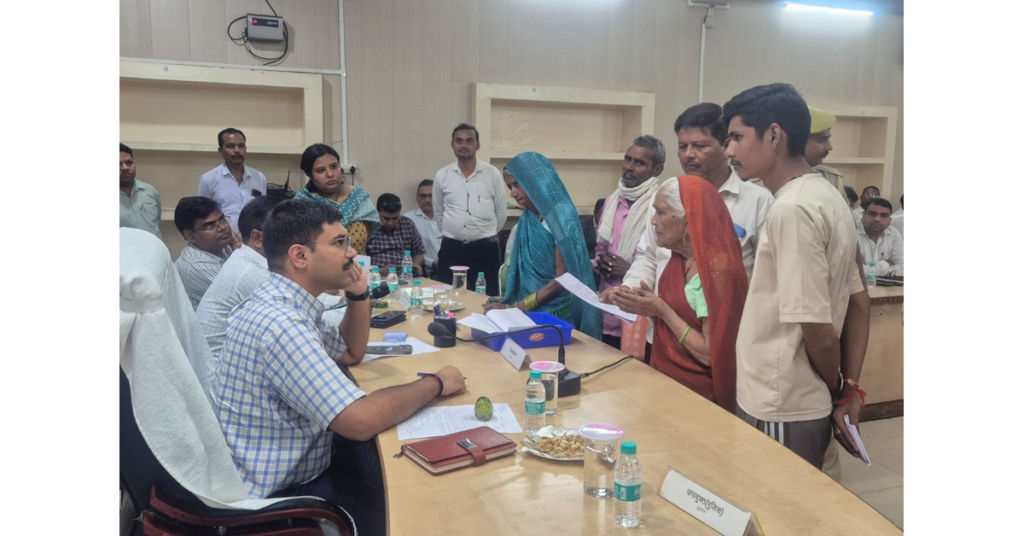 खेरागढ़ न्यूज, Kheragarh News, आगरा न्यूज, Agra News, खेरागढ़ तहसील, तहसील खेरागढ़, संपूर्ण समाधान दिवस, समाधान दिवस आगरा, संपूर्ण समाधान दिवस खेरागढ़, तहसील दिवस 2026, 101 शिकायतें, 11 शिकायतों का निस्तारण, मौके पर शिकायत निस्तारण, जिलाधिकारी मनीष बंसल, DM Manish Bansal, मनीष बंसल आगरा, लेखपालों को निर्देश, गांव में लेखपाल, लेखपाल निलंबन कार्रवाई, राजस्व विभाग शिकायत, भूमि विवाद, भूमि पैमाइश, चकरोड विवाद, चक मार्ग अतिक्रमण, तालाब पर कब्जा, अवैध अतिक्रमण, राशन शिकायत, बिजली शिकायत, पेंशन शिकायत, वृद्धावस्था पेंशन, निराश्रित महिला पेंशन, पेंशन कैंप, राजस्व संहिता धारा 24, धारा 24 लंबित मामले, फर्जी वारिसी मामला, जमीन पर फर्जी ऋण, गीता देवी रोहता, खतौनी में फर्जी प्रविष्टि, राजस्व निरीक्षक चुन्नीलाल, लेखपाल मधुरेश तिवारी, तहसील समाधान दिवस, जनसमस्या समाधान, जनसुनवाई आगरा, प्रशासनिक कार्रवाई, आगरा जिला प्रशासन, बेसिक प्रशासनिक समाचार, उत्तर प्रदेश प्रशासन, Uttar Pradesh News, Agra Latest News, Google Discover News, Google News, Dainik Samachar, आगरा ताजा खबर