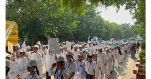 World Cleanup Day 2026, World Cleanup Day Agra, वर्ल्ड क्लीनअप डे 2026, आगरा न्यूज, Agra News, आगरा स्वच्छता अभियान, Agra Cleanliness Drive, आगरा स्वच्छता रैली, Agra Cleanliness Rally, स्वच्छता जागरूकता रैली, स्वच्छता जागरूकता अभियान, 400 से अधिक स्कूली बच्चे, 250 नागरिक, आगरा में स्वच्छता रैली, HCL Foundation, एचसीएल फाउंडेशन, My Clean City, माय क्लीन सिटी कार्यक्रम, HCL My Clean City, लेंडिंग हैंड्स फाउंडेशन, Lending Hands Foundation, Centre for Environment Education, CEE Agra, कचरा प्रबंधन, Waste Management, कचरा पृथक्करण, Waste Segregation, वैज्ञानिक अपशिष्ट प्रबंधन, Solid Waste Management, स्वच्छ आगरा, Clean Agra, आगरा नगर निगम, Agra Municipal Corporation, पंकज भूषण, Pankaj Bhushan Agra, योगेंद्र कुशवाहा, Yogendra Kushwaha, आई लव आगरा सेल्फी प्वाइंट, I Love Agra Selfie Point, फतेहाबाद रोड आगरा, Fatehabad Road Agra, कलाकृति तिराहा आगरा, TDI Mall Agra, लोपामुद्रा विद्या मंदिर, शारवुड पब्लिक स्कूल आगरा, भारतीय बाल विद्या भवन, मां भगवती कॉन्वेंट स्कूल, आरके पब्लिक स्कूल आगरा, उमा पब्लिक स्कूल, कंपोजिट स्कूल बसई खुर्द, रोज पब्लिक स्कूल, शिशु राधा पब्लिक स्कूल, स्कूल स्वच्छता अभियान, बच्चों की स्वच्छता रैली, पर्यावरण जागरूकता आगरा, पर्यावरण संरक्षण, स्वच्छता और पर्यावरण, कचरा प्रबंधन जागरूकता, जुम्बा सत्र, स्वच्छता अभियान 2026, Agra Latest News, Agra Environment News, Agra Education News, Google Discover News, Google News India, Environment News India, Cleanliness News India