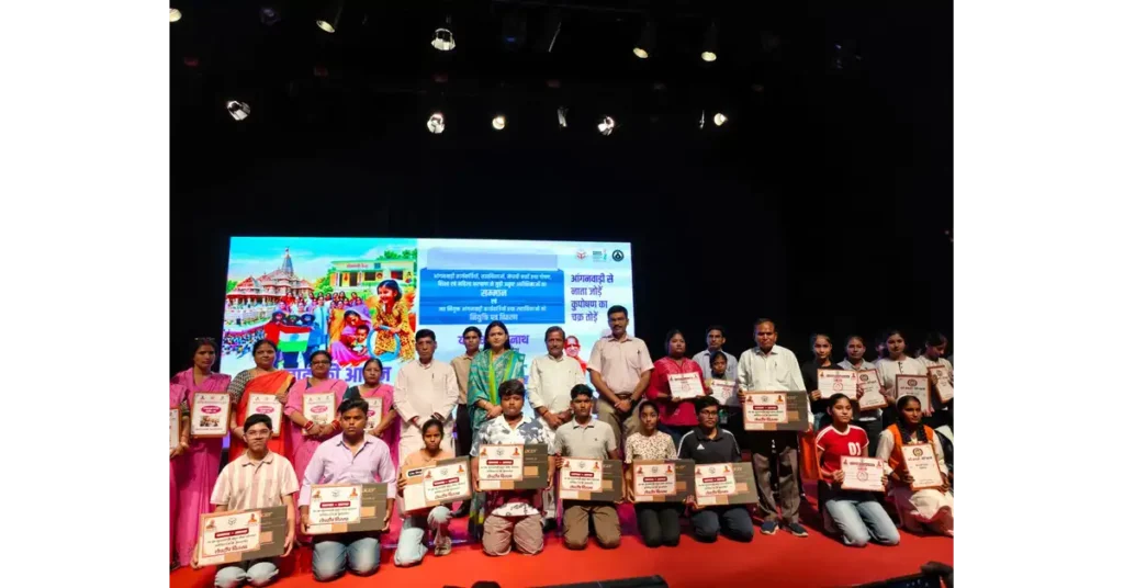 आगरा न्यूज, Agra News, आगरा समाचार, सूरसदन आगरा, आंगनबाड़ी सम्मान समारोह, आंगनबाड़ी कार्यकत्री, आंगनबाड़ी सहायिका, Anganwadi Workers Honor, आंगनबाड़ी कार्यकत्रियों का सम्मान, 5 आंगनबाड़ी कार्यकत्रियां सम्मानित, 5 नियुक्ति पत्र, नवचयनित आंगनबाड़ी कार्यकत्री, 8 बच्चों को लैपटॉप, 10 मेधावी छात्राओं का सम्मान, पोषण पोटली, SAM से सामान्य श्रेणी, कुपोषण से सामान्य श्रेणी, मुख्यमंत्री बाल सेवा योजना, मुख्यमंत्री बाल सेवा योजना कोविड-19, मुख्यमंत्री बाल सेवा योजना सामान्य, कन्या सुमंगला योजना, बेटी बचाओ बेटी पढ़ाओ, आंगनबाड़ी केंद्र, महिला एवं बाल कल्याण, पोषण अभियान, बाल पोषण, बाल स्वास्थ्य, बाल शिक्षा, महिला कल्याण योजना, योगी आदित्यनाथ, मुख्यमंत्री योगी आदित्यनाथ, मनीष बंसल, DM Manish Bansal, पुरुषोत्तम खंडेलवाल, डॉ जीएस धर्मेश, डॉ मंजू भदौरिया, Ayodhya Live Telecast, Anganwadi Appointment Letter, Agra Government News, Agra Latest News, Google Discover News, Google News India