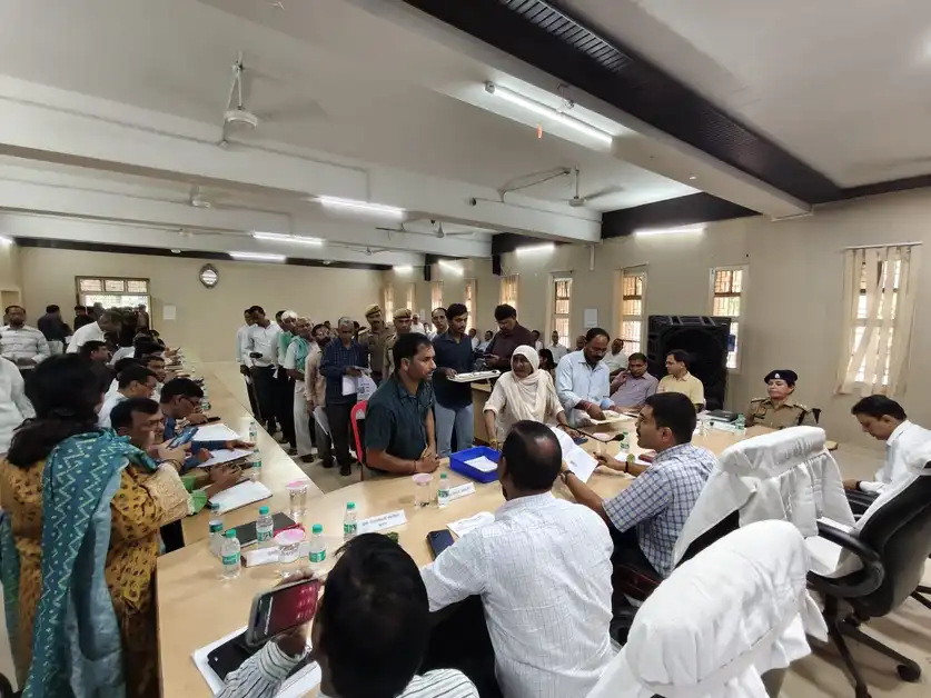 खेरागढ़ न्यूज, Kheragarh News, आगरा न्यूज, Agra News, खेरागढ़ तहसील, तहसील खेरागढ़, संपूर्ण समाधान दिवस, समाधान दिवस आगरा, संपूर्ण समाधान दिवस खेरागढ़, तहसील दिवस 2026, 101 शिकायतें, 11 शिकायतों का निस्तारण, मौके पर शिकायत निस्तारण, जिलाधिकारी मनीष बंसल, DM Manish Bansal, मनीष बंसल आगरा, लेखपालों को निर्देश, गांव में लेखपाल, लेखपाल निलंबन कार्रवाई, राजस्व विभाग शिकायत, भूमि विवाद, भूमि पैमाइश, चकरोड विवाद, चक मार्ग अतिक्रमण, तालाब पर कब्जा, अवैध अतिक्रमण, राशन शिकायत, बिजली शिकायत, पेंशन शिकायत, वृद्धावस्था पेंशन, निराश्रित महिला पेंशन, पेंशन कैंप, राजस्व संहिता धारा 24, धारा 24 लंबित मामले, फर्जी वारिसी मामला, जमीन पर फर्जी ऋण, गीता देवी रोहता, खतौनी में फर्जी प्रविष्टि, राजस्व निरीक्षक चुन्नीलाल, लेखपाल मधुरेश तिवारी, तहसील समाधान दिवस, जनसमस्या समाधान, जनसुनवाई आगरा, प्रशासनिक कार्रवाई, आगरा जिला प्रशासन, बेसिक प्रशासनिक समाचार, उत्तर प्रदेश प्रशासन, Uttar Pradesh News, Agra Latest News, Google Discover News, Google News, Dainik Samachar, आगरा ताजा खबर