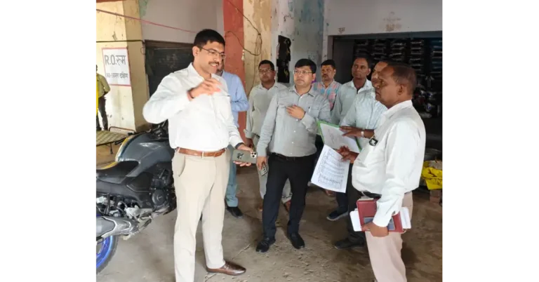 Agra Breaking: आगरा विधान परिषद चुनाव 2026: डीएम मनीष बंसल ने स्ट्रांग रूम का किया निरीक्षण आगरा विधान परिषद चुनाव 2026, आगरा खंड विधान परिषद चुनाव, आगरा स्नातक निर्वाचन क्षेत्र, आगरा शिक्षक निर्वाचन क्षेत्र, डीएम मनीष बंसल, मनीष बंसल आगरा, आगरा चुनाव 2026, विधान परिषद चुनाव की तैयारी, स्ट्रांग रूम आगरा, आगरा मंडी समिति, पोलिंग पार्टियों की रवानगी, मतपेटिकाओं की सुरक्षा, आगरा मतगणना 2026, 23 अक्टूबर 2026 मतदान, 27 अक्टूबर 2026 मतगणना, 12 जनपदों की मतपेटिकाएं, आगरा जिला निर्वाचन अधिकारी, आगरा चुनाव तैयारी, उत्तर प्रदेश विधान परिषद चुनाव 2026, Agra Vidhan Parishad Election 2026, Agra MLC Election 2026, DM Manish Bansal Agra