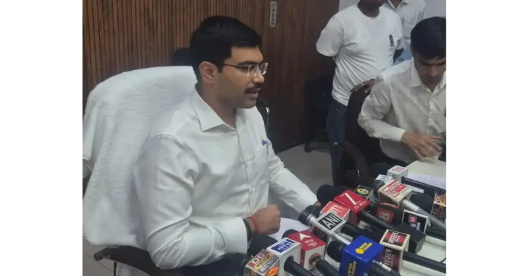 जनगणना 2027, आगरा जनगणना 2027, जनगणना 2027 स्व-गणना, स्व-गणना की तारीख, 16 नवंबर से स्व-गणना, जनसंख्या गणना 2027, जिलाधिकारी मनीष बंसल, आगरा प्रशासन समाचार, डिजिटल जनगणना, ऑनलाइन जनगणना फॉर्म, जनगणना की पूरी प्रक्रिया, जनगणना में 40 सवाल, जनगणना 2027 की तारीखें, 1 दिसंबर से घर-घर जनगणना, 4 जनवरी 2027 तक जनगणना, censusindia.gov.in, जनगणना में युवाओं की भूमिका, डिजिटल जनगणना फॉर्म कैसे भरें, जनगणना में मांगी जाने वाली जानकारी, भारत की जनगणना, Agra Census 2027, Census Self Enumeration India, Digital Census 2027, Census 2027 Dates, Census India Portal