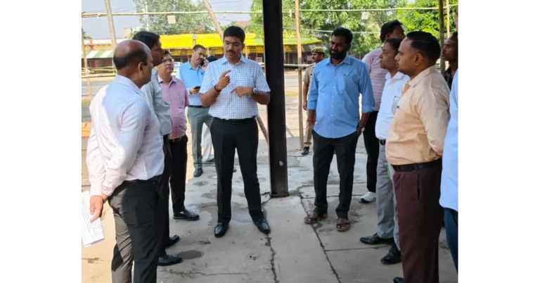 आगरा MLC चुनाव 2026, आगरा खंड स्नातक निर्वाचन, आगरा खंड शिक्षक निर्वाचन, उत्तर प्रदेश विधान परिषद चुनाव 2026, जिलाधिकारी मनीष बंसल, आगरा निर्वाचन समाचार, आगरा मंडी समिति निरीक्षण, पोलिंग पार्टियों की रवानगी, 23 अक्टूबर 2026 मतदान, 27 अक्टूबर मतगणना, एमएलसी चुनाव की तैयारी, स्ट्रांग रूम की सुरक्षा, मतपेटिकाओं की सुरक्षा, आगरा चुनाव अपडेट, जिला निर्वाचन अधिकारी आगरा, यमुनाधर चौहान, निर्वाचन आयोग के निर्देश, स्नातक मतदाता चुनाव, शिक्षक निर्वाचन क्षेत्र, आगरा की ताजा खबर, Agra MLC Election 2026, Agra Graduate Teacher Election, UP Legislative Council Election, Agra Election News