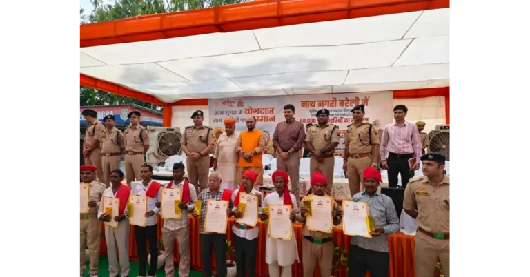 आगरा ग्राम प्रहरी सम्मान, ग्राम प्रहरी मानदेय वृद्धि, ग्राम प्रहरी का मानदेय 3500 रुपये, ग्राम प्रहरी कैशलेस इलाज, ग्राम प्रहरी को 5 लाख का इलाज, आगरा पुलिस लाइन कार्यक्रम, डीएम मनीष बंसल, पुलिस कमिश्नर दीपक कुमार, उच्च शिक्षा मंत्री योगेन्द्र उपाध्याय, मुख्यमंत्री योगी आदित्यनाथ, ग्राम प्रहरी सम्मान समारोह 2026, आगरा में 11 ग्राम प्रहरी सम्मानित, ग्राम प्रहरी मोबाइल फोन वितरण, ग्रामीण सुरक्षा उत्तर प्रदेश, अपराध नियंत्रण में ग्राम प्रहरी, पुलिस और ग्राम प्रहरी समन्वय, उत्तर प्रदेश ग्राम प्रहरी योजना, ग्रामीण कानून व्यवस्था, आगरा पुलिस समाचार, ग्राम प्रहरी कल्याण, Agra Gram Prahari Samman, UP Gram Prahari Honorarium, Gram Prahari Cashless Treatment, Agra Police News 2026