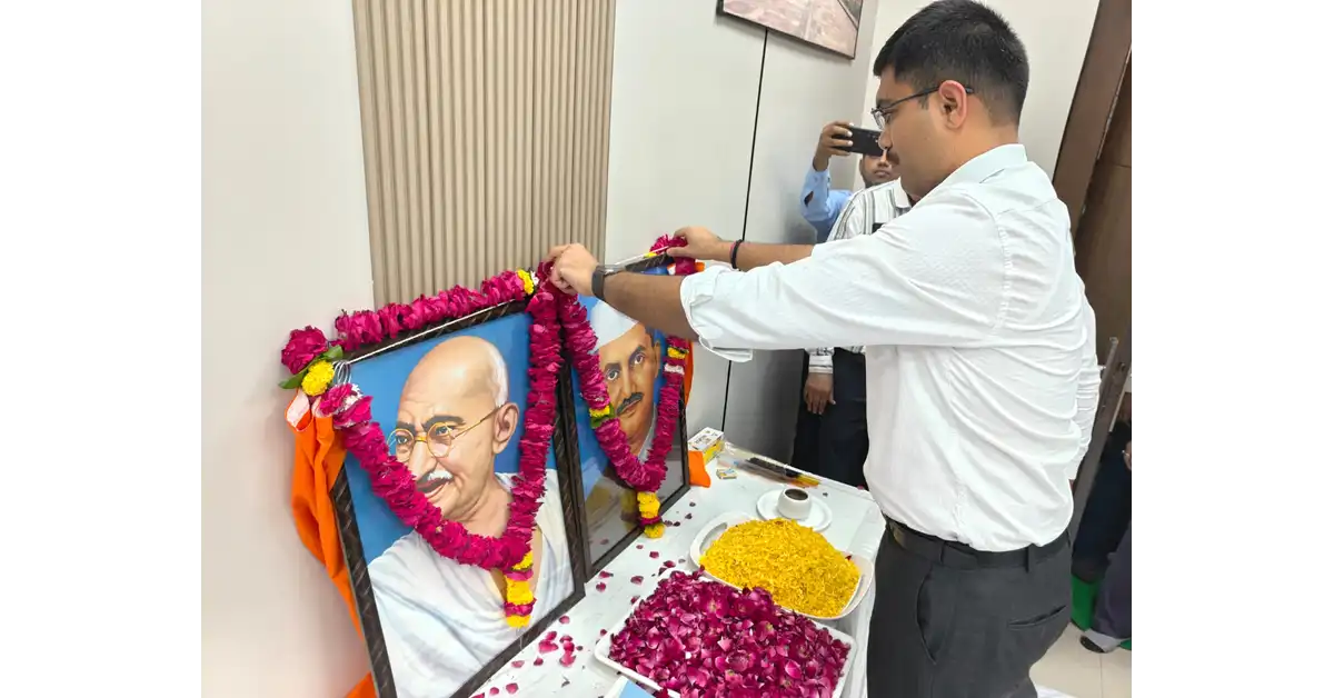 गांधी जयंती, गांधी जयंती 2026, महात्मा गांधी जयंती, लाल बहादुर शास्त्री जयंती, आगरा न्यूज, Agra News, डीएम मनीष बंसल, जिलाधिकारी मनीष बंसल, आगरा कलेक्ट्रेट, कलेक्ट्रेट आगरा गांधी जयंती, गांधी जी को श्रद्धांजलि, शास्त्री जी को श्रद्धांजलि, अंतरराष्ट्रीय अहिंसा दिवस, 2 अक्टूबर कार्यक्रम, गांधी जयंती समाचार, शास्त्री जयंती समाचार, रघुपति राघव राजा राम, रामधुन गायन, गांधी जी के विचार, शास्त्री जी के विचार, विकसित भारत, सत्य और अहिंसा, गांधी जी की सादगी, लाल बहादुर शास्त्री का जीवन, जय जवान जय किसान, राष्ट्रपिता महात्मा गांधी, पूर्व प्रधानमंत्री लाल बहादुर शास्त्री, आगरा जिला प्रशासन, आगरा जिलाधिकारी, Agra Collectorate News, Uttar Pradesh News, आगरा की ताजा खबरें, गांधी जयंती समारोह आगरा, Google Discover News, Google News India