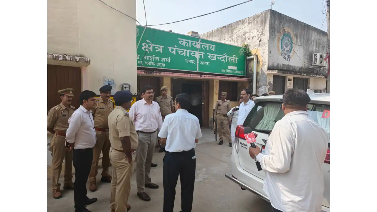 आगरा MLC चुनाव 2026, आगरा खंड स्नातक निर्वाचन, आगरा खंड शिक्षक निर्वाचन, उत्तर प्रदेश विधान परिषद चुनाव 2026, आगरा में पोलिंग पार्टियां रवाना, 23 अक्टूबर 2026 मतदान, 27 अक्टूबर 2026 मतगणना, जिलाधिकारी मनीष बंसल, आयुक्त नगेंद्र प्रताप, अपर पुलिस आयुक्त सचिन्द्र पटेल, नवीन मंडी समिति आगरा, आगरा निर्वाचन समाचार, मतदान केंद्रों की सुरक्षा, स्ट्रॉन्ग रूम की सुरक्षा, मतपेटिकाओं की सुरक्षा, आगरा के 27 मतदान केंद्र, सेक्टर ऑफिसर की तैनाती, माइक्रो ऑब्जर्वर, निर्वाचन आयोग के दिशा-निर्देश, आगरा चुनाव अपडेट, जिला निर्वाचन अधिकारी आगरा, Agra MLC Election 2026, Agra Graduate Teacher Election, UP Legislative Council Election, Agra Voting News