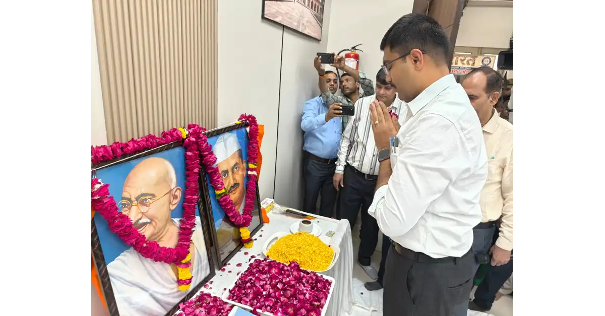 गांधी जयंती, गांधी जयंती 2026, महात्मा गांधी जयंती, लाल बहादुर शास्त्री जयंती, आगरा न्यूज, Agra News, डीएम मनीष बंसल, जिलाधिकारी मनीष बंसल, आगरा कलेक्ट्रेट, कलेक्ट्रेट आगरा गांधी जयंती, गांधी जी को श्रद्धांजलि, शास्त्री जी को श्रद्धांजलि, अंतरराष्ट्रीय अहिंसा दिवस, 2 अक्टूबर कार्यक्रम, गांधी जयंती समाचार, शास्त्री जयंती समाचार, रघुपति राघव राजा राम, रामधुन गायन, गांधी जी के विचार, शास्त्री जी के विचार, विकसित भारत, सत्य और अहिंसा, गांधी जी की सादगी, लाल बहादुर शास्त्री का जीवन, जय जवान जय किसान, राष्ट्रपिता महात्मा गांधी, पूर्व प्रधानमंत्री लाल बहादुर शास्त्री, आगरा जिला प्रशासन, आगरा जिलाधिकारी, Agra Collectorate News, Uttar Pradesh News, आगरा की ताजा खबरें, गांधी जयंती समारोह आगरा, Google Discover News, Google News India