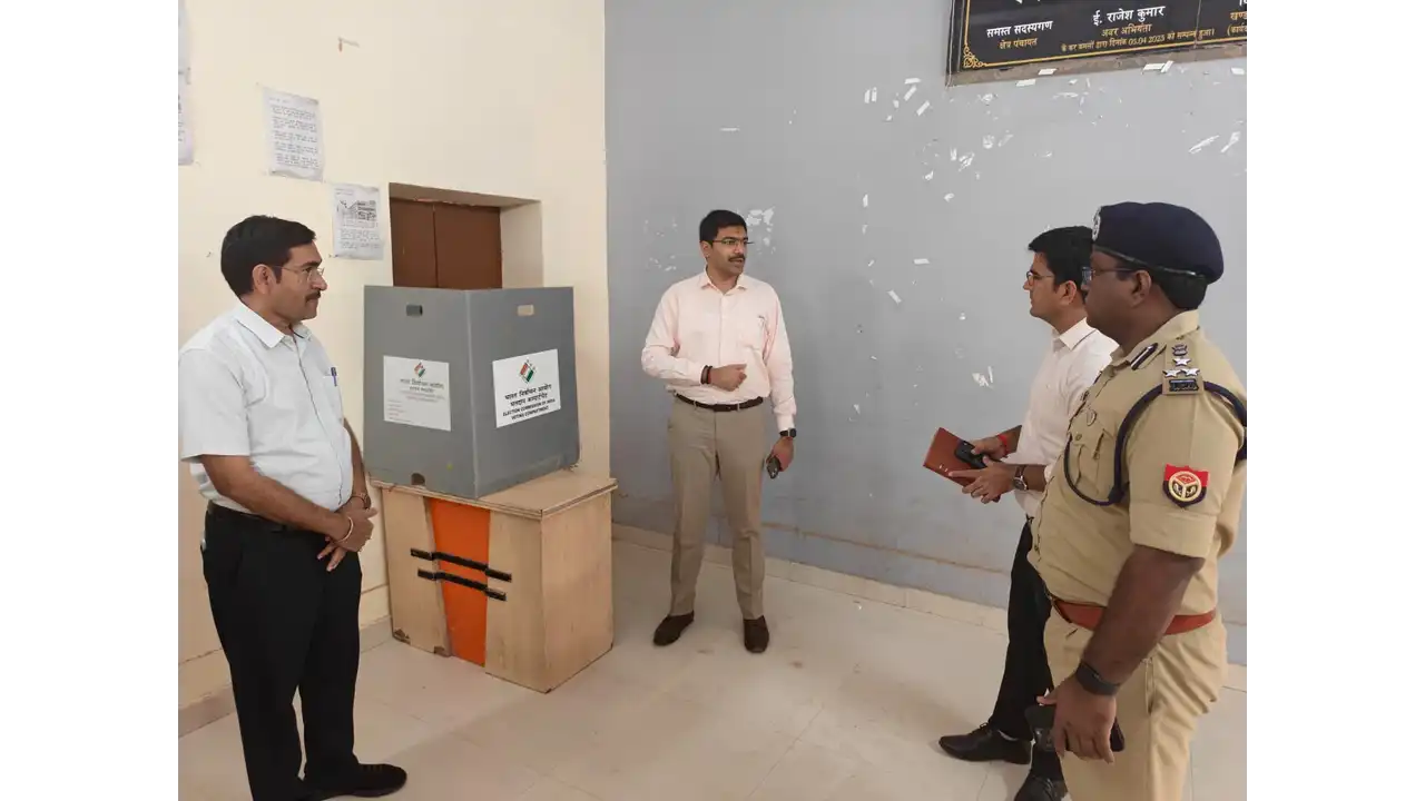 आगरा MLC चुनाव 2026, आगरा खंड स्नातक निर्वाचन, आगरा खंड शिक्षक निर्वाचन, उत्तर प्रदेश विधान परिषद चुनाव 2026, आगरा में पोलिंग पार्टियां रवाना, 23 अक्टूबर 2026 मतदान, 27 अक्टूबर 2026 मतगणना, जिलाधिकारी मनीष बंसल, आयुक्त नगेंद्र प्रताप, अपर पुलिस आयुक्त सचिन्द्र पटेल, नवीन मंडी समिति आगरा, आगरा निर्वाचन समाचार, मतदान केंद्रों की सुरक्षा, स्ट्रॉन्ग रूम की सुरक्षा, मतपेटिकाओं की सुरक्षा, आगरा के 27 मतदान केंद्र, सेक्टर ऑफिसर की तैनाती, माइक्रो ऑब्जर्वर, निर्वाचन आयोग के दिशा-निर्देश, आगरा चुनाव अपडेट, जिला निर्वाचन अधिकारी आगरा, Agra MLC Election 2026, Agra Graduate Teacher Election, UP Legislative Council Election, Agra Voting News