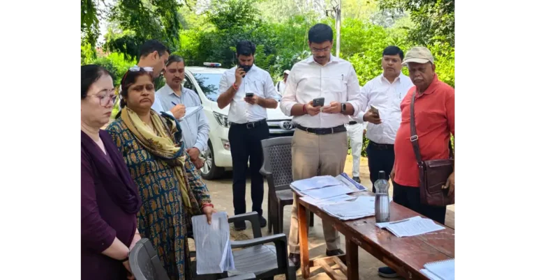 आगरा समाचार, आगरा मतदाता अभियान, जिलाधिकारी मनीष बंसल, डीएम मनीष बंसल निरीक्षण, आगरा वोटर लिस्ट, मतदाता सूची पुनरीक्षण, विशेष मतदाता अभियान 2026, 24 अक्टूबर विशेष अभियान दिवस, बीएलओ अनुपस्थित कार्रवाई, बीएलओ वेतन कटौती, बूथ लेवल अधिकारी आगरा, मतदाता सूची में नाम कैसे जुड़वाएं, फॉर्म-6 मतदाता पंजीकरण, फॉर्म-7 नाम हटाना, फॉर्म-8 मतदाता विवरण सुधार, छावनी विधानसभा आगरा, दक्षिण विधानसभा आगरा, उत्तर विधानसभा आगरा, राधावल्लभ इंटर कॉलेज दयालबाग, मतदाता जागरूकता अभियान, Agra Voter List News, Agra Election News, DM Manish Bansal, BLO Inspection Agra, Voter Registration 2026